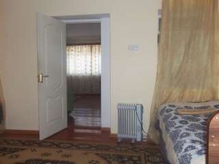 Гостевой дом Valodia Guest House In Mestia Местиа Трехместный номер-5