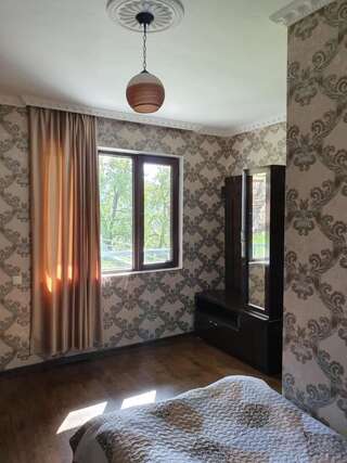 Гостевой дом Valodia Guest House In Mestia Местиа Люкс с видом на горы-1